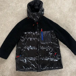 Zara vinter jacka  - Säljer denna coola vinter jacka med jätte coola  detaljer från zara! Väldigt bra kvalite!  Nypris: 1000kr säljer för 699kr❤️ priset kan diskuteras 