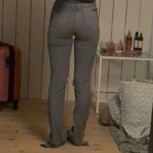 Grå byxor från zara - Grå byxor från zara som säljs då dem är för långa