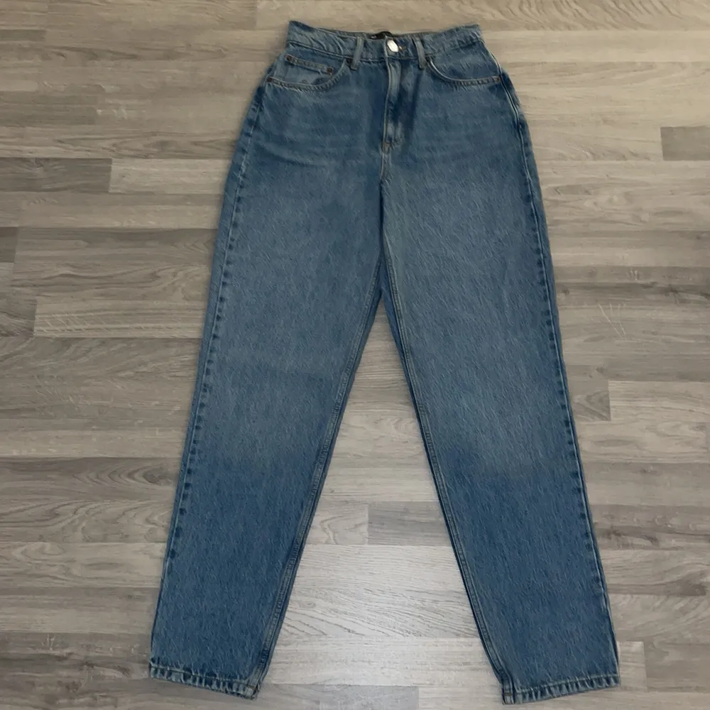 ⭐️Asos egna jeans i modell: high rise ’slouchy’ mom jean⭐️ I färgen MIDWASH⭐️ Aldrig använda då de tyvärr skickade fel storlek!⭐️Superfin modell⭐️Pris:150kr. Jeans & Byxor.
