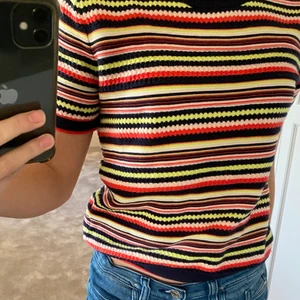 Zara tröja  - Säljer denna fina slutsålda tröja från zara! Säljer då jag har en liknande tröja och därför har denna inte kommit till användning💞 Köpte för vad jag minns 250kr, storlek small men passar även medium och xs💞 kom privat för fler bilder!