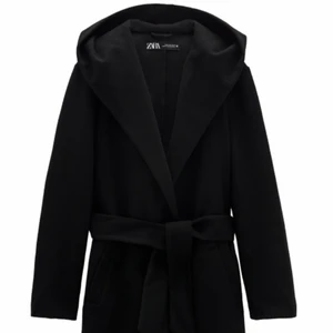 Svart kappa med luva från Zara  - Svart kappa med luva från zara, hyfsat använd i strl xs men skulle även passa S. 