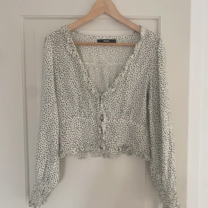 Prickig topp - Superfin prickig topp från BikBok, knappt använd. Stl S