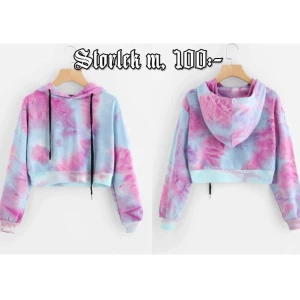 CROPPED TIE DYE HOODIE - Croppad hoodie i så himla skönt material. Tie dye + stor och mysig huva. Helt ny med lapp kvar! 🌸✨