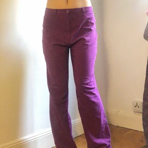 Lila kostymbyxor - Lila kostymbyxor som har utvidgat där nere, men hela byxan sitter lite ”större” på. Jättesköna och bra kvalite. 💜 det står storlek 40 i byxan men jag är en 36/38 och det funkar perfekt, snyggt när dem sitter lite större också!