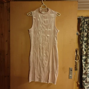 Snygg rosa sametsklänning - Superläcker sammetsklänning rosa,med slits läng 89 cm från axeln.stl s