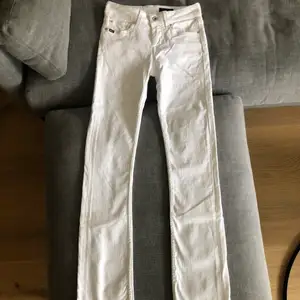 Vita lågmidjade bootcut jeans från Tiger Of Sweden. Knappt använda och mycket bra material. Perfekt modell och perfekt längd. 93% bomull 6% t400 och 2% elastan (Köparen står för frakten) 🥰