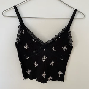 Gulligt linne  - Säljer detta super gulliga linne med fjärilar och spets kant från H&M🥰 Säljer då det ej kommer till användning pga att det inte är min stil. Endast använd en gång i somras så super bra skick🌸 