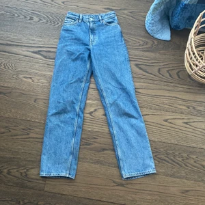 Monki straight jeans i strl 24 - Jättebra skick då jag endast använt dem ett par fåtal gånger. Säljer dem på grund av att dem inte kommer till användning. ☺️