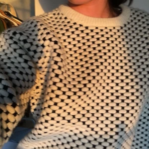  Vit,svart Stickad tjocktröja  - En varm och skön tjocktröja som inte är använd !