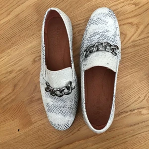 Ballerina skor  - Läder finskor  i ormskinn från BIANCO Använda ett fåtal gånger