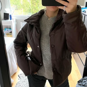 Pufferjacka i skinnimitation 🤍 - Jag säljer en brun pufferjacka i skinnimitation från NA-KD! Den är köpt förra året och är i väl skick, enda defekten syns på bild 3 💓💓 Jackan finns inte längre i den bruna färgen på NA-KDs hemsida, nypris för andra färger är 799 :-. Den är väldigt varm och fungerar att använda hela vintern! 💞