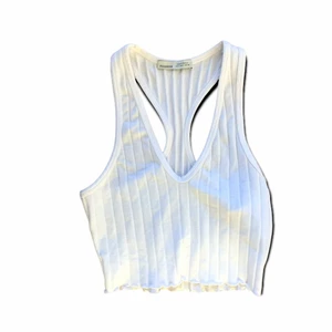 Halter topp - Jättesöt och trendig topp från pullandbear! Säljer pga ej kommer till användning :( 