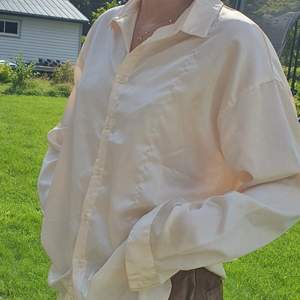 Fin oversized skjorta i silkes likt material. Liten i storlek men sitter väldigt baggy.