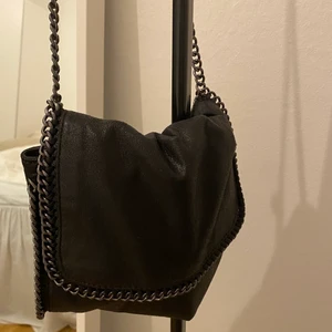 Stella McCartney väska -  Stella McCartney väska med lite glitter i sig💗Fick den i present så osäker om den är äkta eller inte. Därav priset. Sparsamt använd!