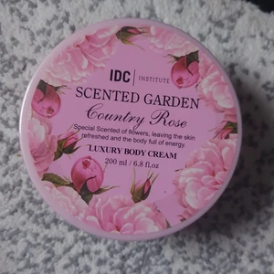 Body creme helt ny - Oöppnad, plasten sitter fortfarande kvar 