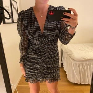 Prickig klänning  - Aldrig använd klänning från zara, storlek L men väldigt liten i storleken passar mig som vanligtvis har s/m💖💖