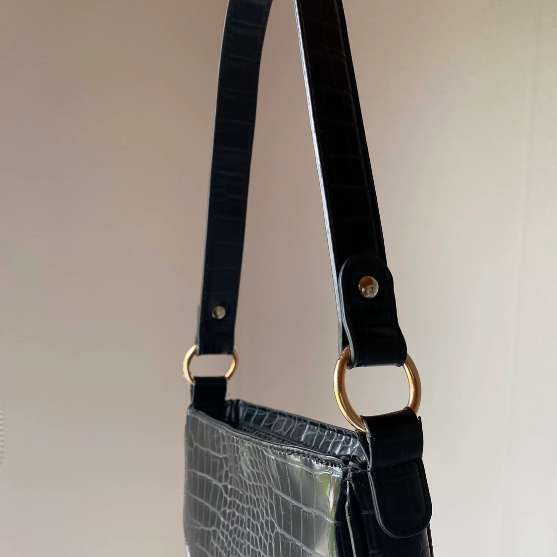 svart axelremsväska  - 90