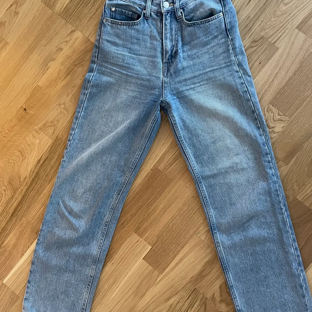 Jeans inköpta från H&M. Rak passform. Tajta i rumpan och raka i benen. Mycket omtyckta men Säljer pga för små. Köpta för ca 500, säljer för 170 inklusive frakt. Storlek 32! Pris kan diskuteras. . Jeans & Byxor.