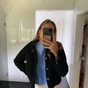 Teddyjacka - säljer min svarta teddyjacka då den inte kommer till användning längre. Stl 38 men är mer som 34, har vanligtvis storlek S i jackor annars.  Jag är ca 172cm lång. Köparen står för frakten