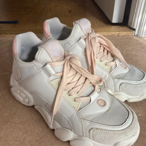 Vita buffalos med rosa detaljer - Säljer mina Buffalos i stl 37. Använda väldigt lite då de är lite för små för mig.