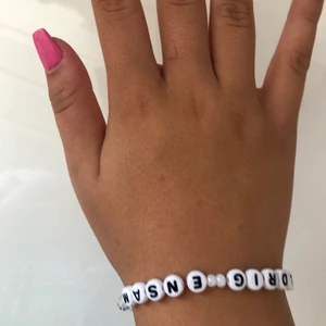 Armband - Hej fina ni!  Jag och min kompis säljer armband på insta ”tsm_mot_suicide” där vi skänker hälften av pengarna till suicide zero. Vi har fått in över 2000 kr och vi kämpar tillsammans! 1 kostar 50, 2 kostar 80