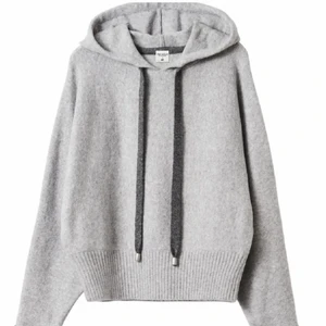 Stickad hoodie - Jätte fin stickad hoodie från HM x Pringle. Säljs inte längre och kommer inte till användning hos mig. Storlek S. Skriv för fler bilder