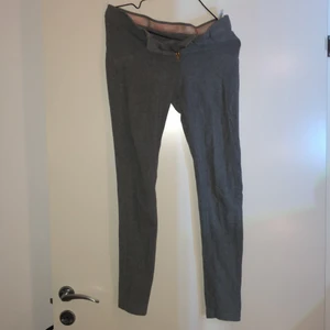 Grå Freddy byxor. - Gråa lågmidjade Freddy byxor. Storlek S. En knapp saknas varpå priset.