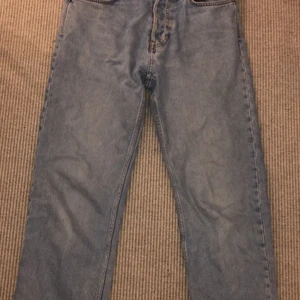 Visa Weekday Jeans (Baggy) Herr, 28/30 - Väldigt fint skick, använt fåtal gånger. Modellen heter ”space” och dom är vida/”baggy”. Storlek 28/30