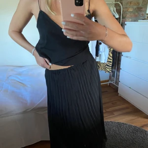 Kjol - Säljer min svarta plicerade kjol från hm, använt mycket och har varit en favorit men kommer inte till användning längre, fortfarande väldigt fint skick, i storlek S 💞