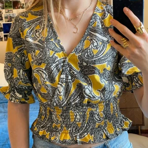 Topp - Topp från Gina Tricot i storlek 34, med häftigt mönster