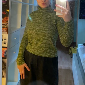 Grön prickig lite kortare polo  - Grön prickig polo, skönt material, och är kortare i modellen.