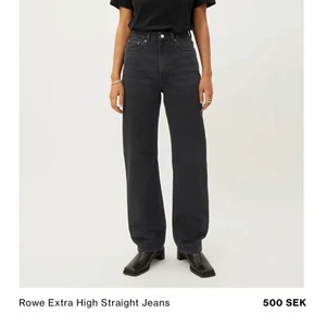 WEEKDAY ROWE Straight jeans - Jeans från weekday i modellen Rowe straight med hög midja. Använda fåtal gånger. Jeansen kostar 500kr i butik. Behöver paketet postas tillkommer fraktkostnad utöver priset på 240kr! Fler bilder skickas i DM vid intresse❤️
