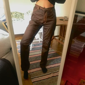 Bruna vaxade jeans - BUD ÄR BINDANDE!! Sjukt snygga vaxade jeans🤎🤎 Köpta vintage men i väldigt fint skick. Sitter som en smäck, raka i modellen, högmidjade och är snyggt långa på mig som är 165 cm så de ligger lite över skorna!! Uppskattar storlek till 27/28