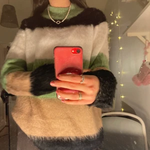 Stickad tröja  - Stickad tröja i jätteskönt material! Oversize så passar alla från XS-L❤️