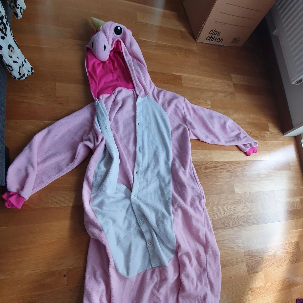 Super cozy and funny unicorn onesie. The hood has a unicorn face + horn, and there's a pink fluffy tail in the back! 💕🦄 Best suited for 160 - 170 cm height.. Huvtröjor & Träningströjor.