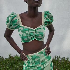 Kort topp från zara - Jättefin grön, slutsåld topp från zara i storlek S. Använd 1 gång så är som ny.