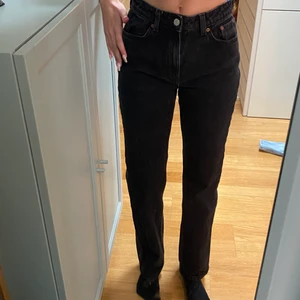 WEEKDAY  - Jag säljer detta plag eftersom den inte är i min smak längre. Jag är ca 173 cm lång dem har bra längd och sitter okej i midjan för min smak. Går med på att mötas up längst bort jag kan gå me på är Stocholm city, om jag ska sicka plager så står köparen för frakten 