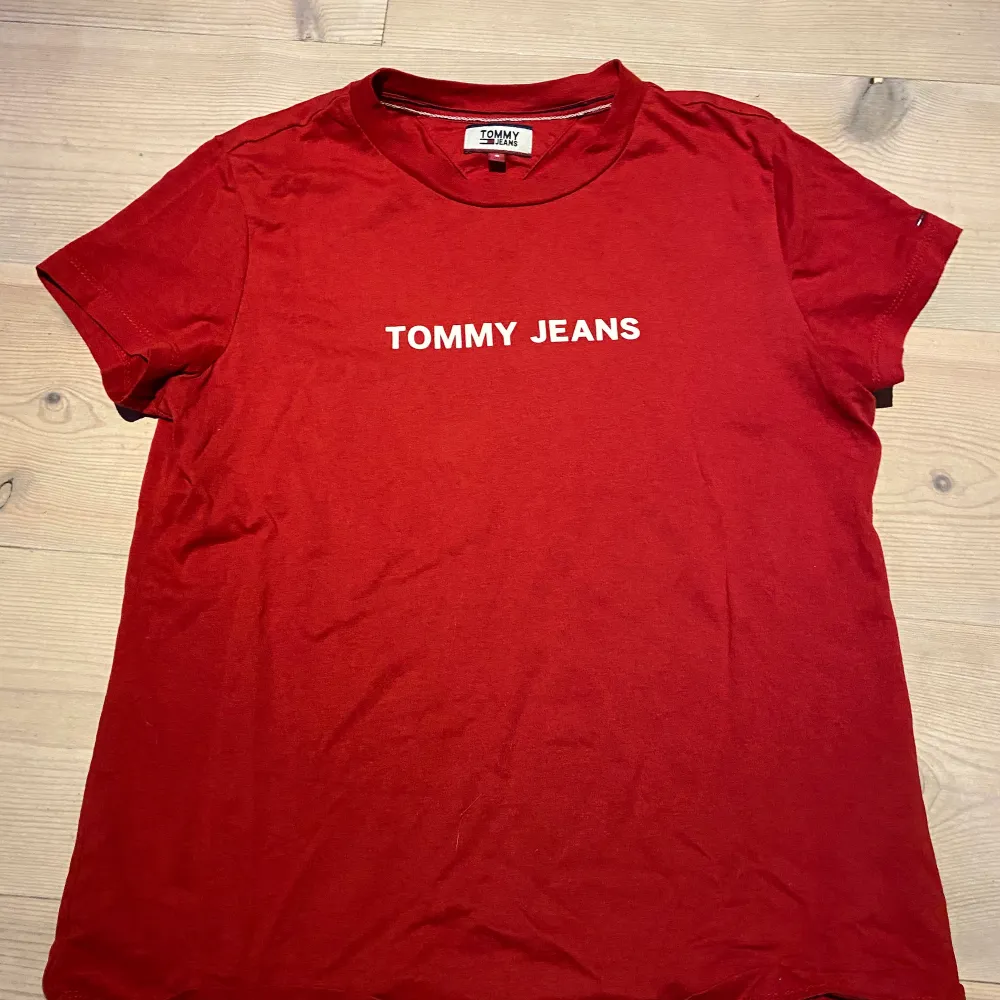 Det är en röd tröja från Tommy Hilfiger/ jeans. Frakt betalar man själv❤️. T-shirts.