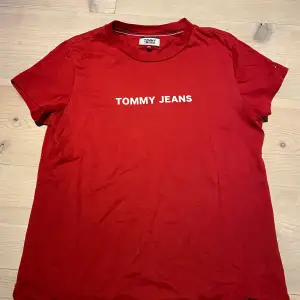 Det är en röd tröja från Tommy Hilfiger/ jeans. Frakt betalar man själv❤️