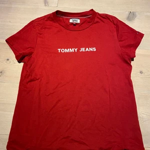 Tommy Hilfiger  - Det är en röd tröja från Tommy Hilfiger/ jeans. Frakt betalar man själv❤️
