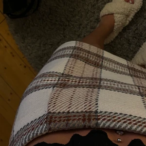 Oanvänd rutig kjol! - Tänkte sälja min helt oanvända rutiga kjol ifrån H&M (prislapp finns kvar) supersnygg och skön men kommer ej till använding! Köpt för 300kr säljer för 200!🥰 + frakt