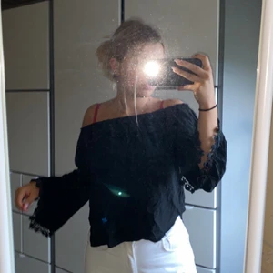 Chelsea blus - Säljer min fina Chelsea blus i storlek S så den aldrig kommer till användning. Den är svart och i ett tunt material med fina detaljer ute på ärmen. Köpte den i Göteborg för ca 2 år sen och har endast använt den nån enstaka gång sen dess. Det står ingen storlek på blusen men är rätt säker på att det är en smal. Köparen står för frakten.