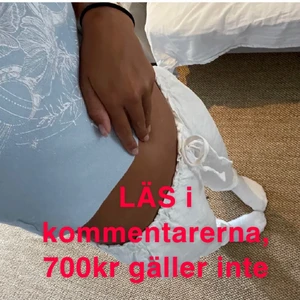 Linnebyxor  - Säljer dessa linnebyxor som är köpte här på Plick och bilderna är lånade av tjejen jag köpte de av, hör av er vid fler bilder, blir det flera intresserade startar jag en budgivning 