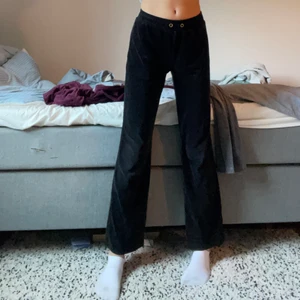 Gina tricot ”Cecilia velour trousers” - Säljer ett till par av mina velour byxor från Gina tricot fast i en mindre strl o färg. Använda enstaka gång och har inga band, därav sänks priset lite extra (skulle egentligen sålt för 199 då dem är köpta för 299). Dessa är dessvärre lite för kort för mig som är 163 cm med lite längre ben än överkropp, så dem passar nog dig om du skulle vara samma längd men har kortare ben.