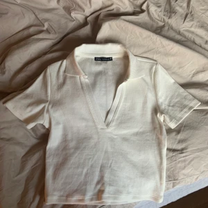 Topp från zara - Jag säljer min helt nya, oanvända topp från zara. Aldirg använd endast klippt bort lappen! Superfint skick! Har en jättefin krage och är stretchig med mjukt material. Är en stl s men passar även xs och m beroende på hur tajts man vill att den ska va. Köparen står för frakten🥰🥰🥰