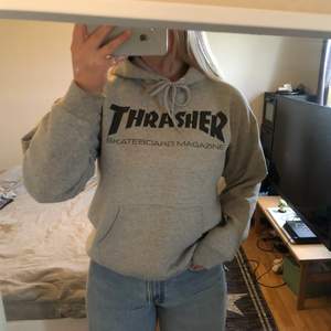 Jätteskön och snygg hoodie från thrasher som tyvärr inte kommer till användning🥰 Hör av dig för fler bilder!🦋