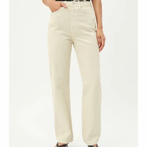 Rowe jeans beige - Beige jeans från Weekday i modellen Rowe! I gott skick. Perfekta färgen nu till hösten. Kan mötas upp eller frakta! 
