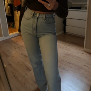 blåa weekday jeans - blåa jeans från weekday i modellen rowe och färgen fresh blue, storlek 27/32, har klippt av en liten bit längst ner för att få det mer ”fransigt”. varsamt använda. köparen står för frakt 🤍