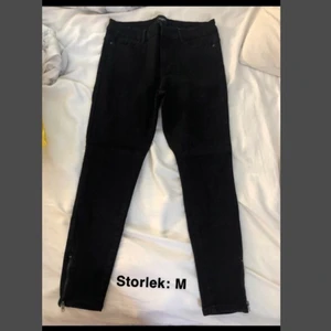 svarta jeans - svarta jeans med dragkedjor längst ner. Aldrig använda. Bjuder på frakten