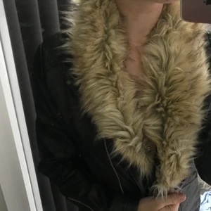 Skin jacka  - Skin jacka med OÄKTA päls som krage 